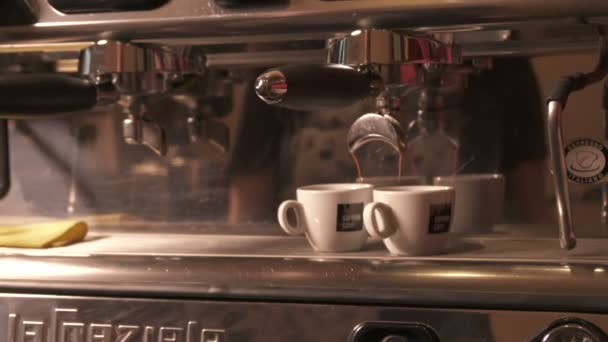 Kaffeemaschine Gießt Kaffee Zwei Tassen — Stockvideo