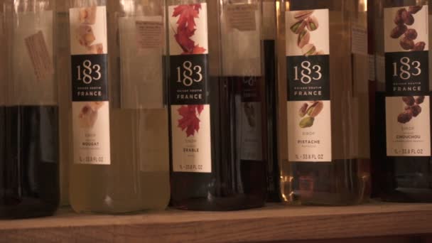 Maison Routin 1883 Premium Sirup Lahve — Stock video