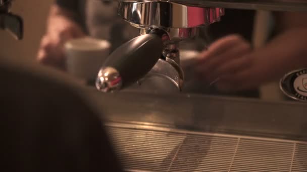 Doppelter Filterhalter Der Kaffeemaschine — Stockvideo