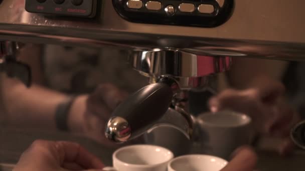 Kaffeemaschine Gießt Kaffee Tassen — Stockvideo