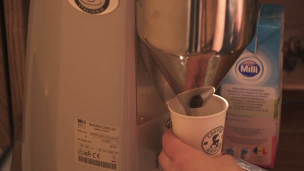 Kaffeemühle Mahlt Kaffeebohnen — Stockvideo