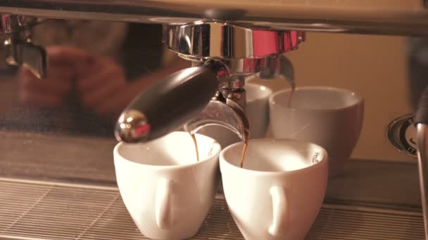 Umgekippte Kaffeemaschine Gießt Kaffee Ein — Stockvideo