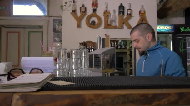 カフェのバーテンダーとクライアント — ストック動画