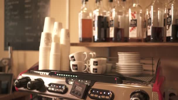 Blick Auf Kaffeetassen Und Kaffeemaschine — Stockvideo