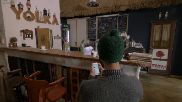 Homme Utilisant Téléphone Portable Dans Café — Video