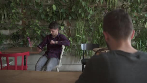 Kahvilassa Istuvat Miehet — kuvapankkivideo