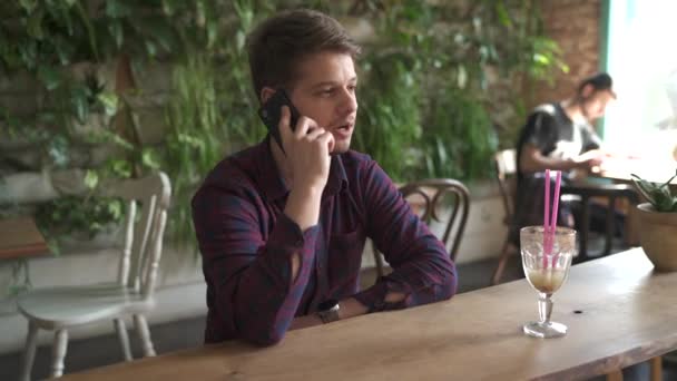 Mannen Som Pratar Telefon Ett Kafé — Stockvideo