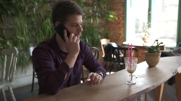 Parler Téléphone Dans Café — Video