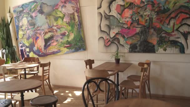 Interior Cafetería Con Grandes Pinturas — Vídeo de stock