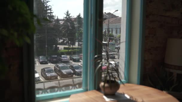 Der Blick Aus Dem Fenster Eines Kaffeehauses — Stockvideo