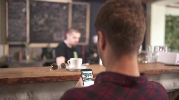 Kahve Tezgahında Oturan Bir Adamın Arka Görüntüsü — Stok video