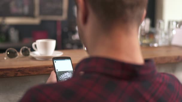 Homme Faisant Défiler Son Téléphone Dans Café — Video