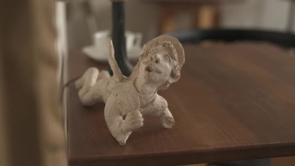 Tilt View Met Een Sculptuur — Stockvideo