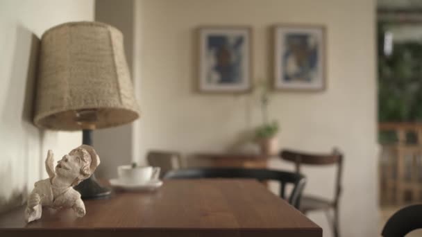 喫茶店のテーブルの上の彫刻 — ストック動画