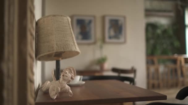 テーブルの上にランプとS彫刻 — ストック動画