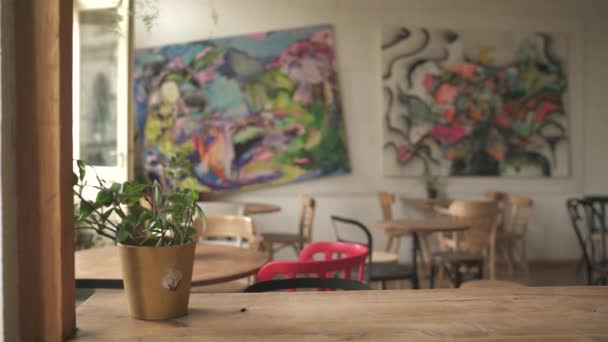 Petit Pot Fleurs Dans Café — Video