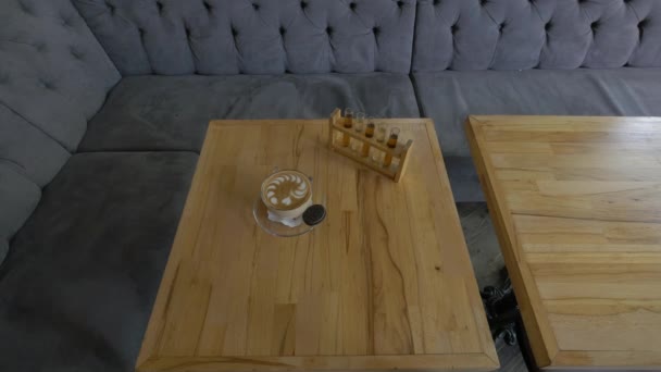 Ένα Φλιτζάνι Καφέ Ένα Τραπέζι — Αρχείο Βίντεο