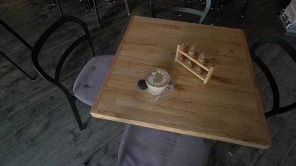 Ett Bord Med Kaffekopp Inne Ett Kafé — Stockvideo