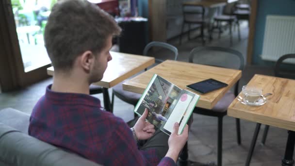 Bir Kafede Dergi Okumak — Stok video