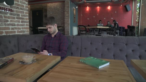 Jeune Homme Dans Café — Video