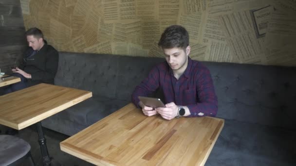 Hombres Dentro Una Cafetería — Vídeo de stock