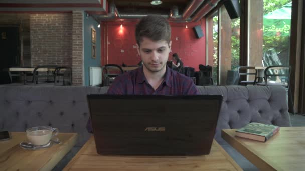 Homme Utilisant Ordinateur Portable Dans Café — Video