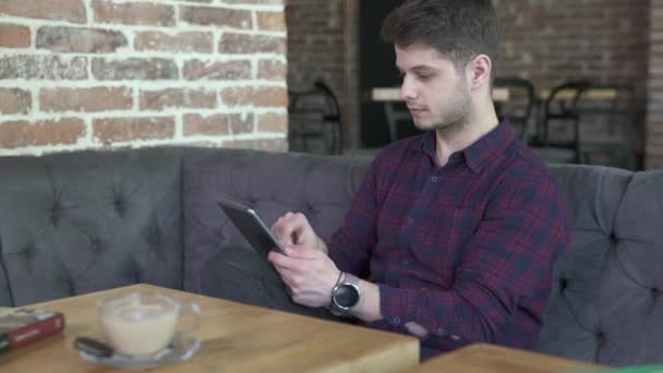 Hombre Joven Usando Una Tableta Café — Vídeo de stock