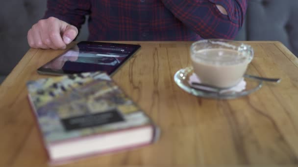 Tablett Bok Bord Kaffebar – stockvideo