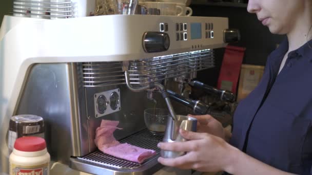 Ein Barista Arbeitet Einem Kaffeehaus — Stockvideo