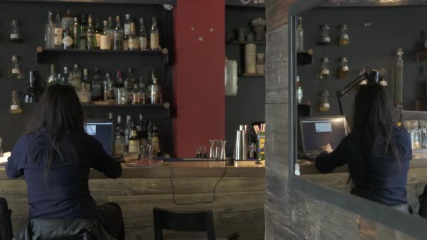 Γυναίκα Κάθεται Έναν Πάγκο Μια Καφετέρια — Αρχείο Βίντεο