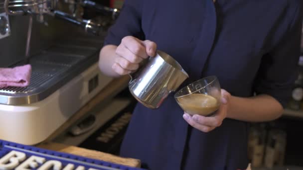 Barista Macht Schaumkunst Kaffeetasse — Stockvideo