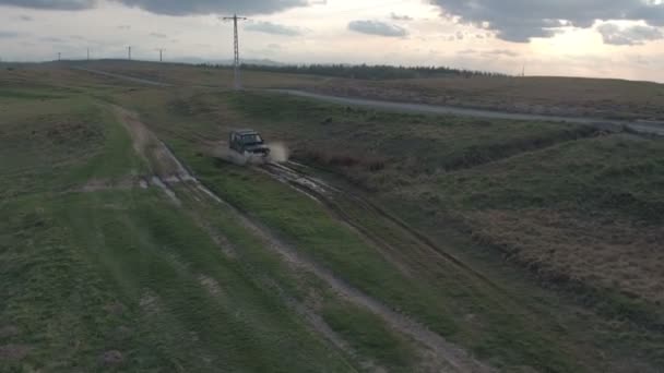 Luftaufnahme Eines Jeeps Der Auf Einem Feld Fährt — Stockvideo