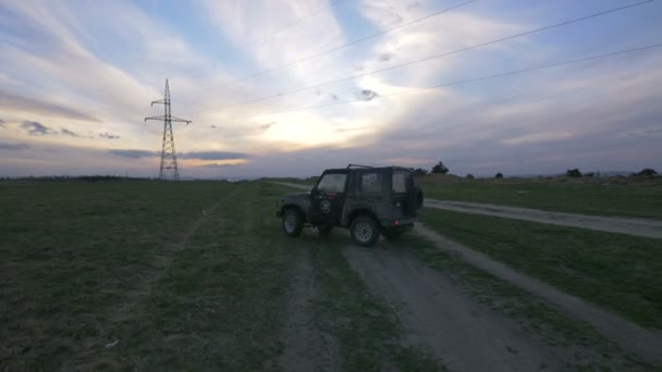 Jeep Estacionado Camino Campo — Vídeo de stock