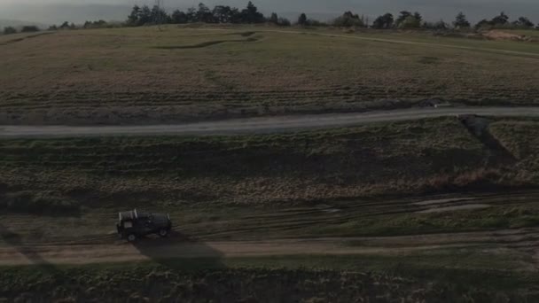 Vista Aérea Jeep Conduciendo Campo — Vídeo de stock