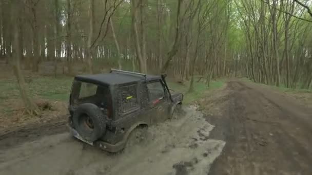 Jeep Dirigindo Através Uma Poça Terra — Vídeo de Stock