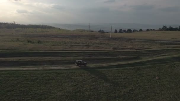 Vista Aérea Jeep Conduciendo Campo — Vídeo de stock