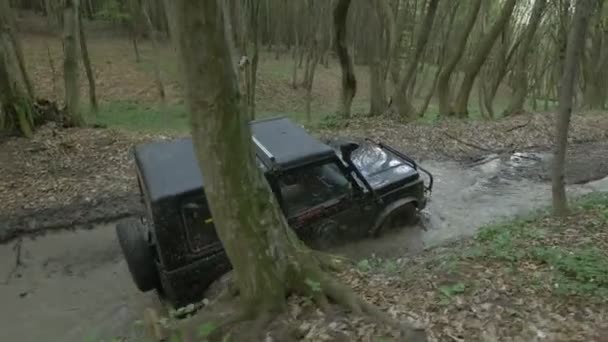 Jeep Rijdt Modder Een Bos — Stockvideo