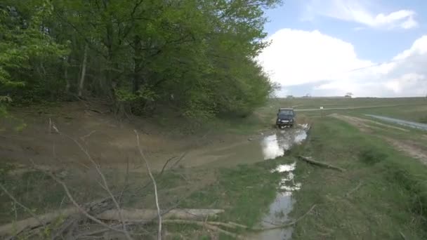 Jeep Przejeżdżający Przez Kałużę Błota — Wideo stockowe