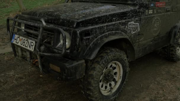 Vue Rapprochée Une Jeep Boueuse — Video