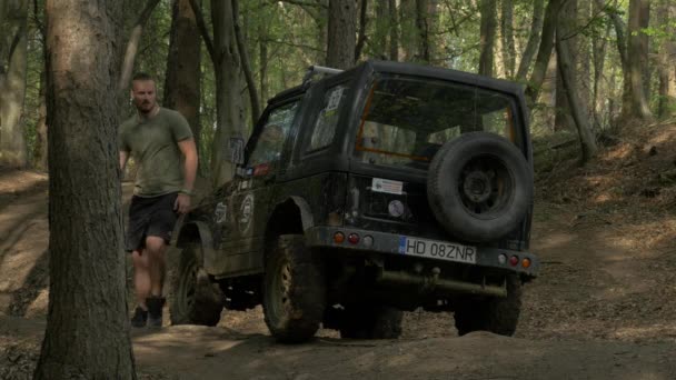 Hombre Subiendo Jeep — Vídeo de stock