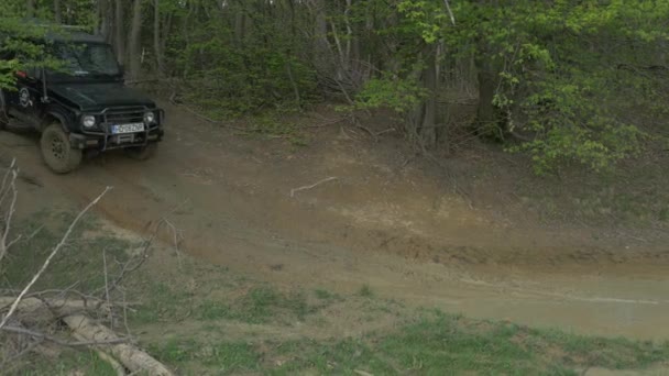 Jeep Conduciendo Barro — Vídeo de stock