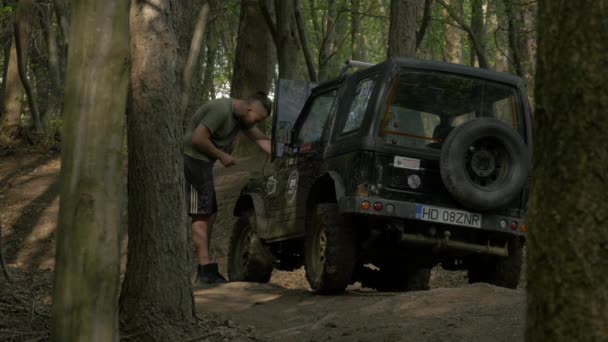 Mann Fixiert Jeep Wald — Stockvideo