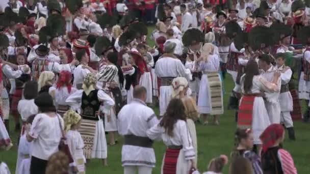 民族衣装を着たルーマニア人が踊る — ストック動画