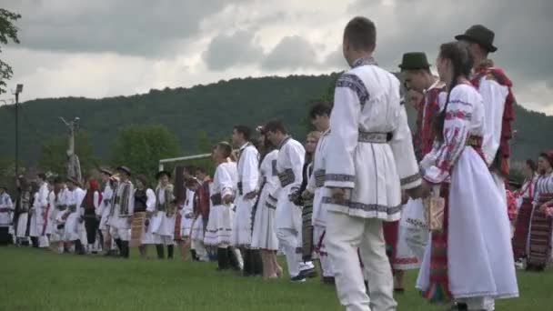 Rumuni Wiejskiej Odzieży Tańczą — Wideo stockowe