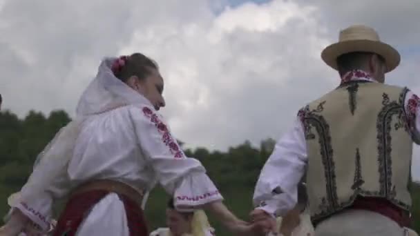 Gente Con Ropa Tradicional Bailando — Vídeos de Stock