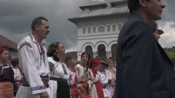 Personas Ropas Tradicionales Rumanas — Vídeos de Stock