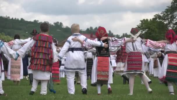 Dzieci Tradycyjnych Strojach Tańczą — Wideo stockowe