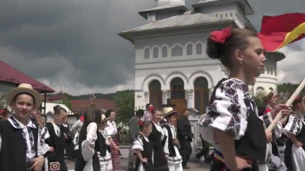 Pessoas Roupas Tradicionais Andando Uma Rua — Vídeo de Stock