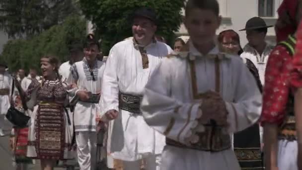 Ρουμάνοι Παραδοσιακά Ρούχα Περπατούν — Αρχείο Βίντεο