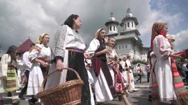 Gente Con Ropa Tradicional Caminando — Vídeos de Stock